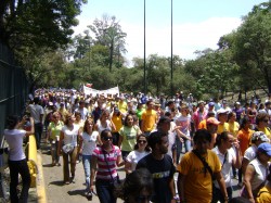 Marcha por un presupuesto justo para las universidades en la autopista a la altura del Parque Los Caobos.