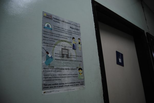 Un cartel de la Fundeeh invita a mantener la limpieza en el Hospital de Los Magallanes, donde con frecuencia falla el agua