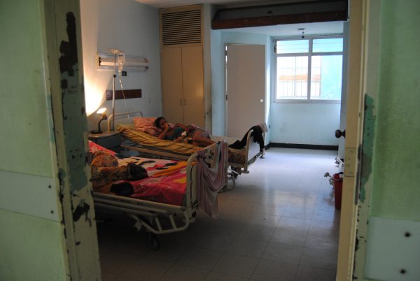Pacientes de Los Magallanes de Catia llevan sus propias lámparas porque no hay luz en las habitaciones