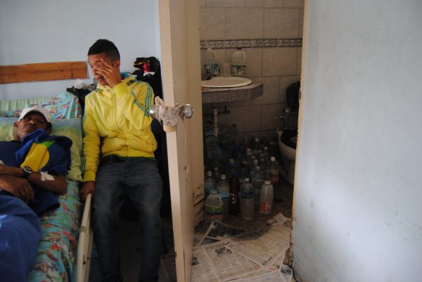 Con recipientes de refrescos, los pacientes enfrentan la falta de agua en el Hospital de Los Magallanes de Catia