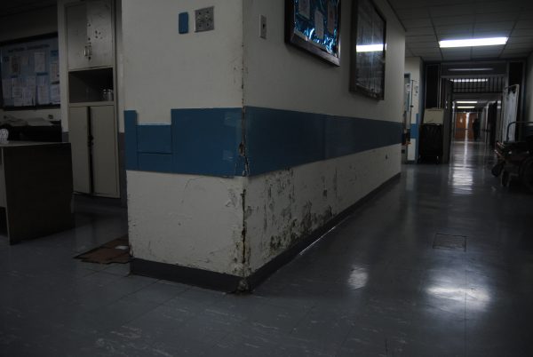 Las filtraciones de las tuberías en el Hospital de Los Magallanes de Catia han deteriorado muchas de sus paredes